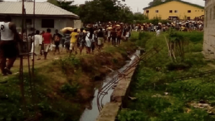 BREAKING: Hungry Nigerians #loot Warehouse Filled With #COVID-19 Palliatives In Abuja [VIDEO] - #looting