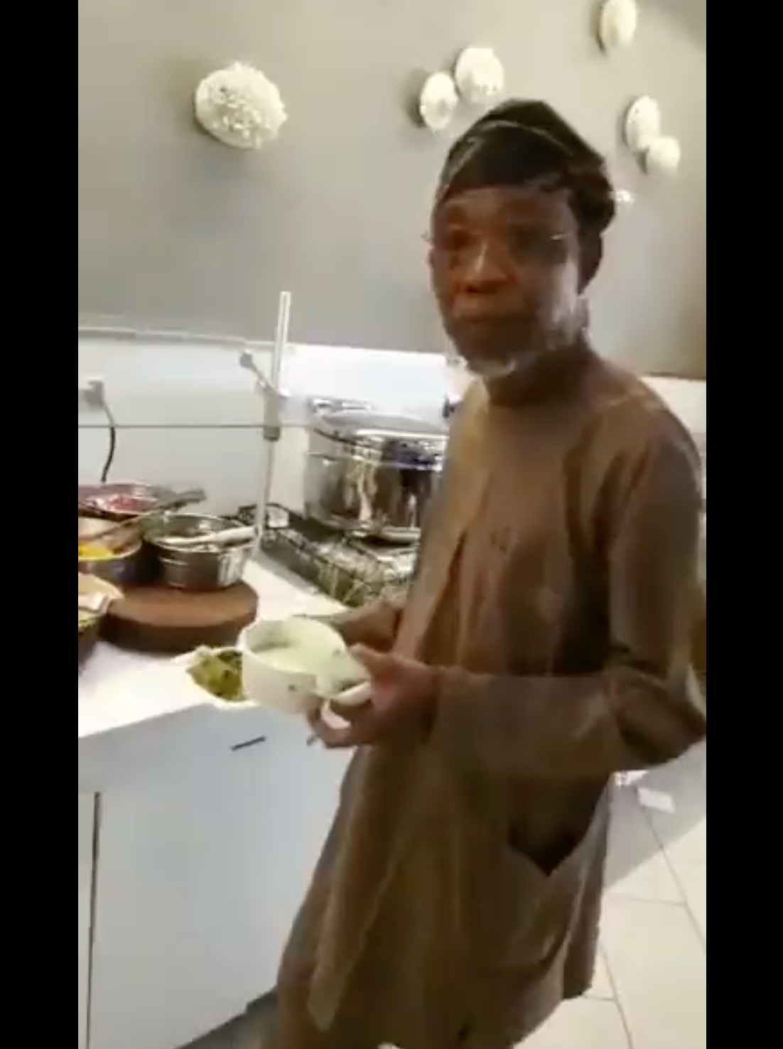 BREAKING: #Aregbesola Spotted In US Restaurant While #Oyetola Is Fighting  For Survival Against #Davido, #Adeleke During #OsunDecides2022 [VIDEO]